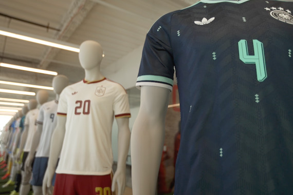 Neben den deutschen Jerseys wurden u.a. die Trikots des amtierenden Weltmeisters Argentinien oder des Co-Gastgebers Mexiko präsentiert.