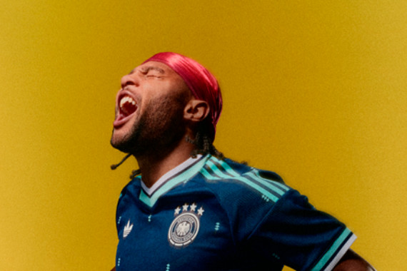Serge Gnabry im neuen DFB-Auswärtstrikot