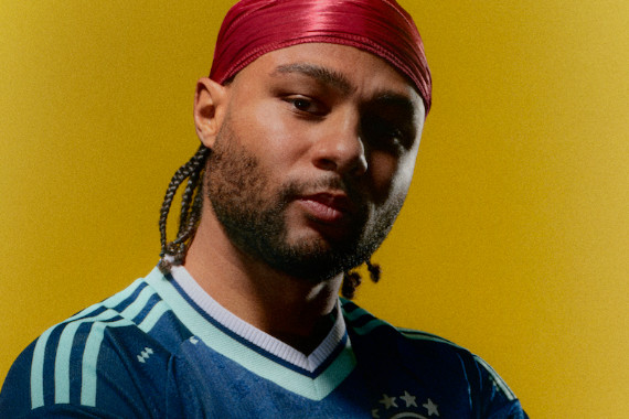 Serge Gnabry im neuen DFB-Auswärtstrikot