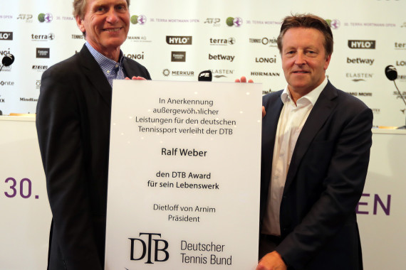 Große Ehre für Ralf Weber (rechts): DTB-Präsident Dietloff von Arnim verlieh dem Turnierdirektor der TERRA WORTMANN OPEN am Montag den Award für sein Lebenswerk.