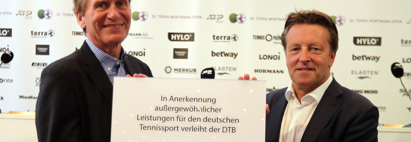 Große Ehre für Ralf Weber (rechts): DTB-Präsident Dietloff von Arnim verlieh dem Turnierdirektor der TERRA WORTMANN OPEN am Montag den Award für sein Lebenswerk.