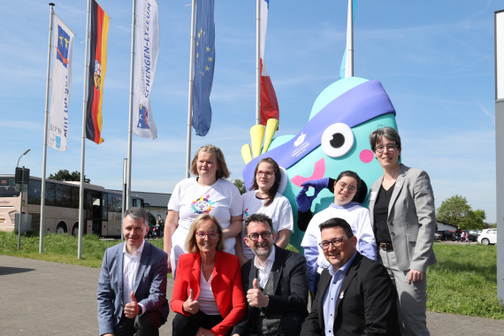 Politik und Special Olympics beim Treffen zum Host Town Program in Perl
(Reihe unten, v.l.n.r.): Ralf Uhlenbruch (Bürgermeister Perl), Christiane Krajewski (Präsidentin Special Olympics Deutschland), Reinhold Jost (Innenminister Saarland), Alexander Indermark (Präsident Special Olympics Saarland);
(Reihe oben, v.l.n.r.): Anna-Lena Haben (Schwimmerin SO Saarland), Hanna Hohe (Stellv. Athletensprecherin SO Saarland), Giulia Schembri (Athletensprecherin SO Saarland), Alexandra Knoke (Direktorin Nachhaltigkeit Special Olympics World Games Berlin 2023)