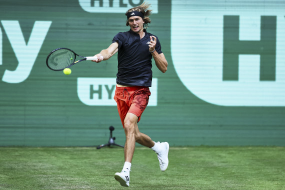 Alexander Zverev setzte sich in seinem Rasen-Comeback gegen Dominic Thiem souverän in zwei Sätzen durch.