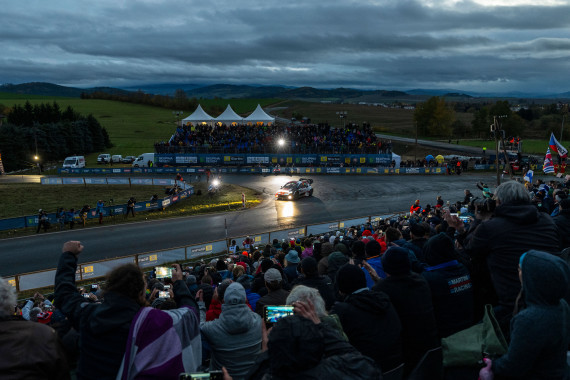 Die Central European Rally 2024 beginnt wieder mit einer spektakulären Super Special Stage auf der Pferderennbahn in Velká Chuchle bei Prag (Foto-Red Bull Content Pool)