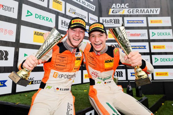Die Champions der ADAC GT4 Germany 2022: Mike David Ortmann (li.) und Hugo Sasse