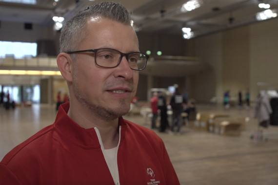 Im Interview spricht Tom Hauthal, Direktor Sport & Bildung bei Special Olympics Deutschland, u. a. über seine Vorfreude auf das Event und die Einkleidung für die Special Olympics World Games 2023 in Berlin.