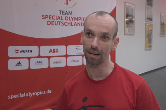 Im Interview spricht Special-Olmypics-Athlet Robert Herberg u.a. über seine Vorfreude und die Einkleidung für die Special Olympics World Games 2023 in Berlin.