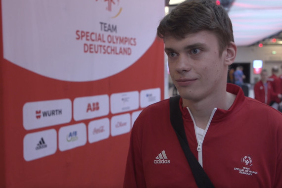 Im Interview spricht Special-Olmypics-Athlet Leo Heckel u.a. über seine Vorfreude und die Einkleidung für die Special Olympics World Games 2023 in Berlin.