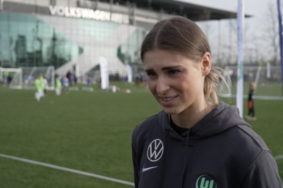 Im Interview spricht Jule Brand, Deutsche Fußball-Nationalspielerin, u.a. über die Auftaktveranstaltung der Kinderfußball-Tour- sowie die Fußball-Turniere in ihrer Kindheit.