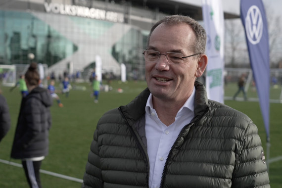 Im Interview spricht Dr. Christian Vollmer, Mitglied des Markenvorstands Volkswagen, u.a. über die Wichtigkeit der Kinderfußball-Tour sowie das Engagement von Volkswagen im Spitzensport.