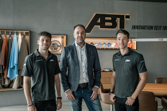 ABT Sportsline CEO Thomas Biermaier (Mitte) mit den beiden Fahrern für die DTM Saison 2023