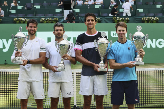 Melo (2.v.r.) + Peers (r) besiegen das italienische Duo Vavassori (l) + Bolelli im Match Tie-Break