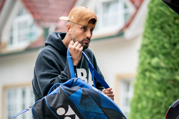 Nick Kyrgios muss seinen Start in Halle absagen. Er ist am Knie verletzt.