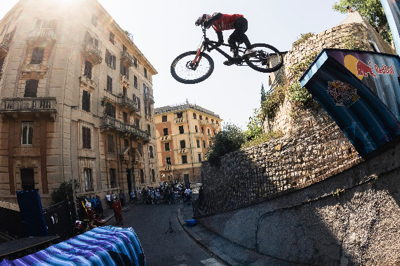 Mit einem Drop in den Stuttgarter Kessel: Urban-Downhill-Serie Red Bull Cerro Abajo in Deutschland