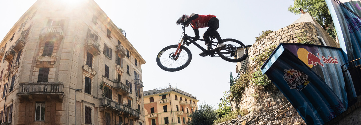 Mit einem Drop in den Stuttgarter Kessel: Urban-Downhill-Serie Red Bull Cerro Abajo in Deutschland