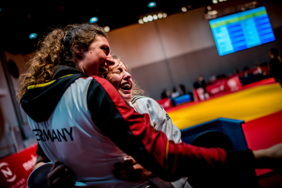 Große Freude über Gold bei Trainerin Marina Müller (l.) und Judoka Jasmin Siebelitz bei den Special Olympics World Games in Abu Dhabi 2019