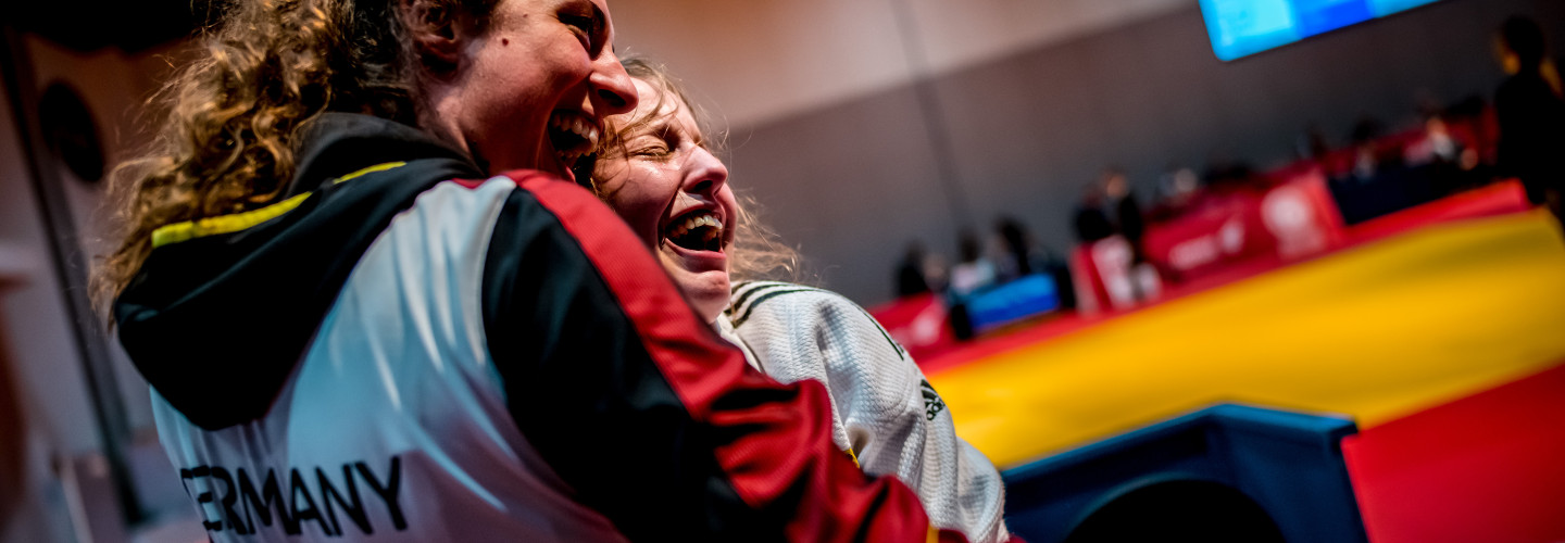 Große Freude über Gold bei Trainerin Marina Müller (l.) und Judoka Jasmin Siebelitz bei den Special Olympics World Games in Abu Dhabi 2019