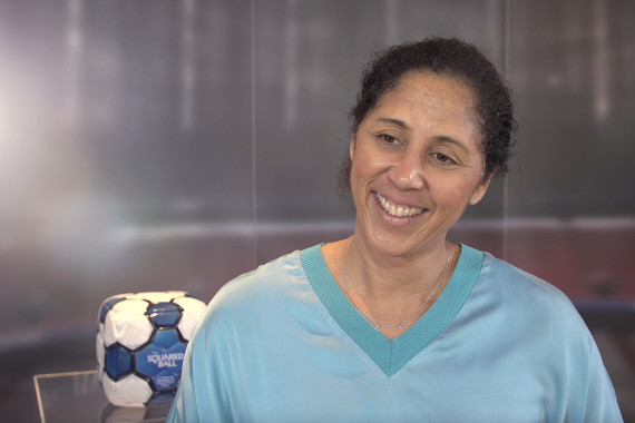 Im Interview spricht Steffi Jones, ehemalige Fußballnationalspielerin, u.a. über die finanziellen Hindernisse im Fußball der Frauen und blickt auf die Fußball-Weltmeisterschaft 2023 in Australien und Neuseeland.