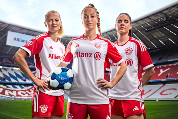 FC Bayern München Spielerinnen Maxi Rall, Giulia Gwinn und Sarah Zadrazil