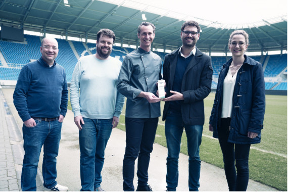 Das Gewinner-Projekt „KSC Foodsharing“ bei der Preisübergabe – von links nach rechts: Joachim Lammert (FanQ), Julian Knust (Botschafter Foodsharing Karlsruhe), Sebastian Holy (Küchendirektor, WildparkTaste I made by Traube Tonbach), Luca Maibaum (KSC, Bereichsleitung CSR), Sophia Kleine-Kraneburg (die Bayerische)