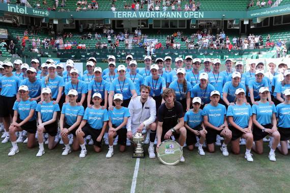 Die Ballkinder im Gruppenbild mit Sieger Alexander Bublik und Finalist Andrey Rublev.