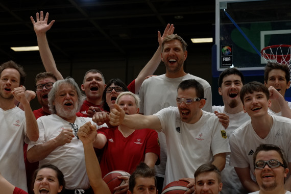 Dirk Nowitzki spricht am Tag der Eröffnung der Special Olympics World Games in Berlin u.a. über die Bedeutung der Spiele und besucht das Basketball-Training der deutschen Mannschaft.