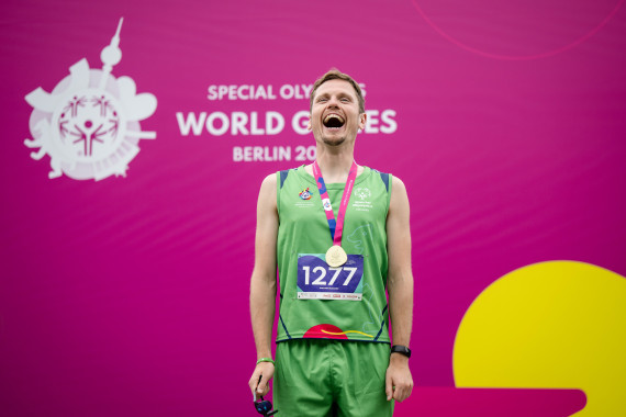 Timothy Morahan freut sich über seine Goldmedaille