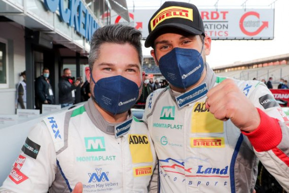 Christopher Mies und sein Teamkollege Ricardo Feller haben im ADAC GT Masters den Titel weiter fest im Blick. Am Samstag in Hockenheim belegten die beiden Audi-Piloten den zweiten Platz, mit dem sie ihren Vorsprung in der Gesamtwertung auf Maro Engel/Luca Stolz auf neun Punkte ausbauten.