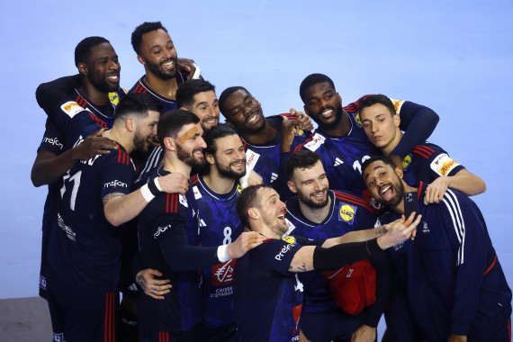 Sieger-Selfie der Französischen Handballer nach dem gewonnenen EM-Finale, EHF EURO 2024 Finale Frankreich - Dänemark, Lanxess Arena, Köln, 28. Januar 2024.