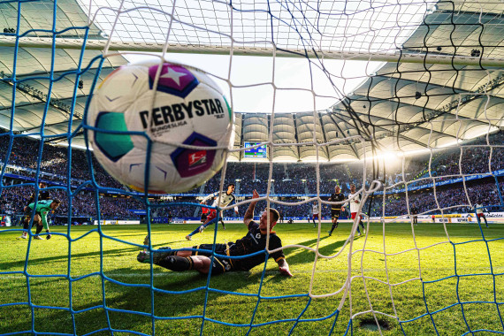 Robert Glatzel erzielt den 3:3 Ausgleich, Ball im Tor aus der Hintertor-Perspektive, Hamburger SV - Karlsruher SC, Volksparkstadion Hamburg, 28. Januar 2024