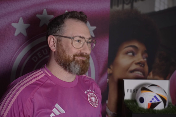 Im Interview spricht Sportreporter und Fußballkommentator Robby Hunke über die bisherigen Highlights der "Lass Zocken"-Tour und über seine Vorliebe für verregnete Fußballspiele.