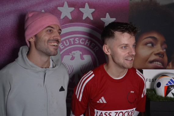 Im Interview sprechen die Fußballer und Influencer Marcel & Pascal Gurk u.a. über den Reiz der "Lass Zocken"-Reihe und über ihre Vorfreude auf die Heim-EM in Deutschland.